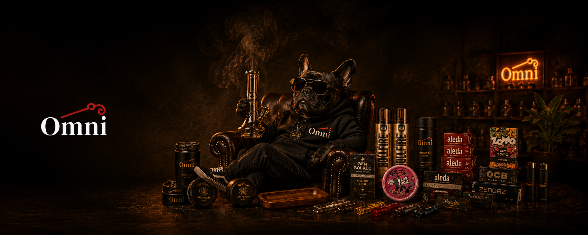 Mascote Omni no lounge com a coleção de produtos